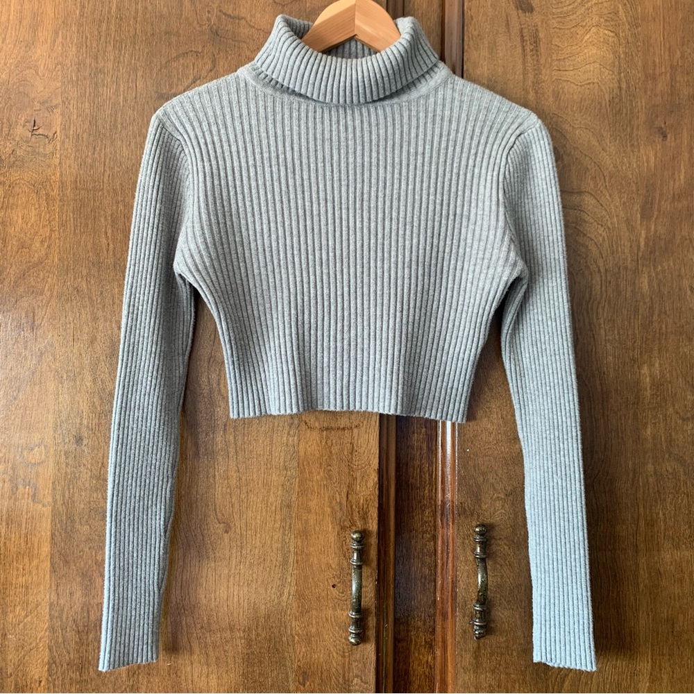 Cropped Ribbed Turtleneck Sweater - Gray